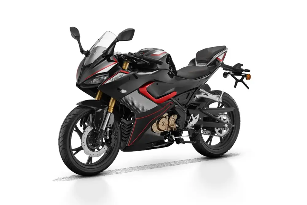 QJMOTOR SRK 125R černá Autentický