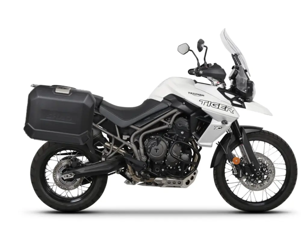 Kompletní sada bočních černých hliníkových kufrů SHAD TERRA BLACK 36L/47L, včetně montážní sady SHAD TRIUMPH Tiger 800 Nakupujte Hned