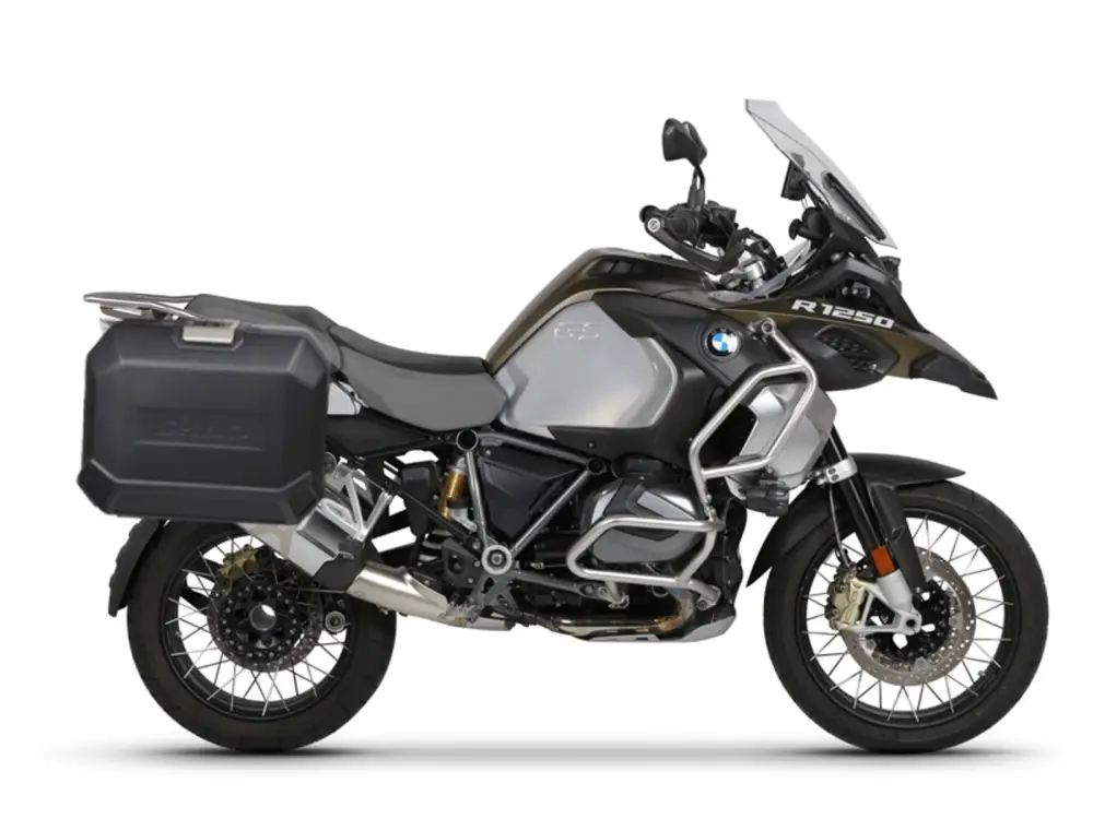 Kompletní sada bočních černých hliníkových kufrů SHAD TERRA BLACK 36L/47L, včetně montážní sady SHAD BMW R 1200 GS/ R 1200 GS Adventure/ R 1250 GS/ R 1250 GS Adventure Cenový Hit