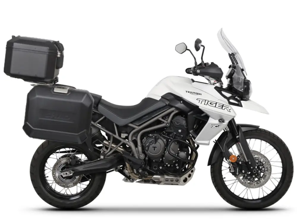 Cenově Výhodný Kompletní sada černých hliníkových kufrů SHAD TERRA BLACK, 37L topcase 36L/47L boční kufry, včetně montážní sady a plotny SHAD TRIUMPH Tiger 800