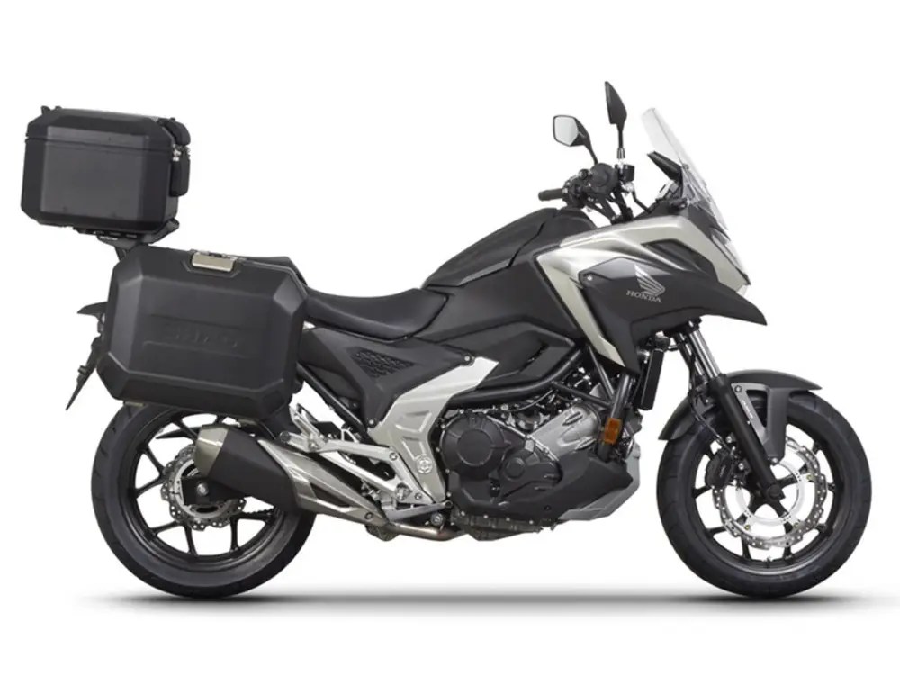 Novinka Kompletní sada černých hliníkových kufrů SHAD TERRA BLACK, 48L topcase 36L/36L boční kufry, včetně montážní sady a plotny SHAD HONDA NC 750 X 2021-