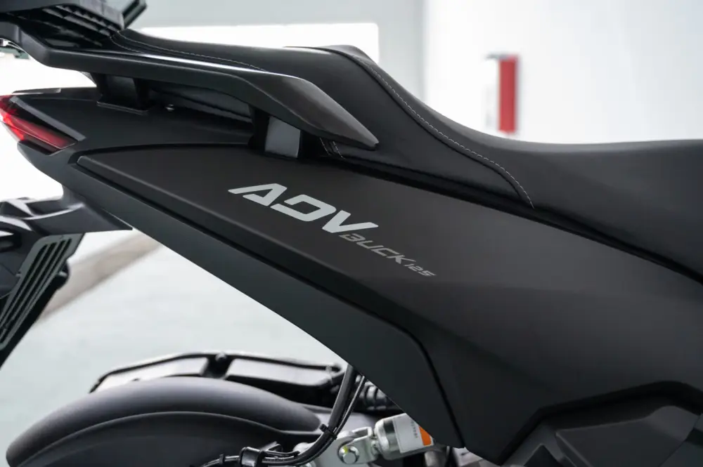 Linhai Buck 125 ADV- šedáEU5+ Expresní Doručení